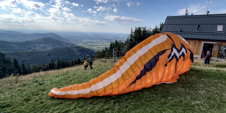 Paraglidingové lety na Javorovém vrchu: vyhlídkový, termický či akrobatický