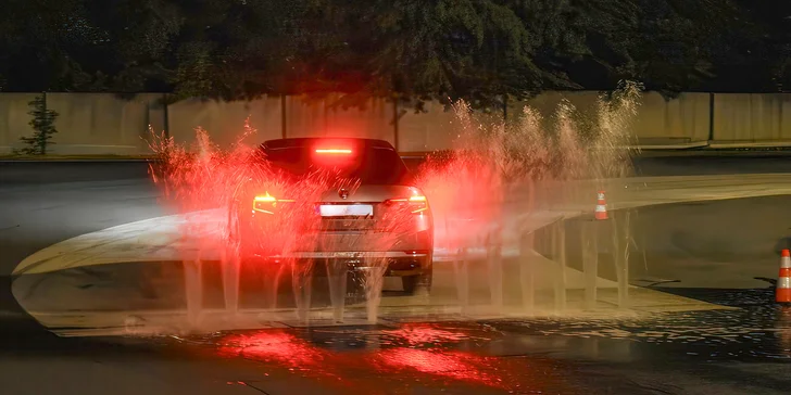 Noční škola smyku a bezpečné jízdy: 4 hod. plné adrenalinu pro 1 či 2 osoby