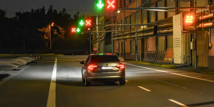 Noční škola smyku a bezpečné jízdy: 4 hod. plné adrenalinu pro 1 či 2 osoby
