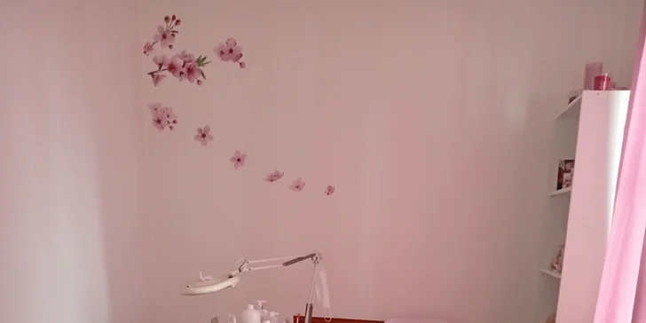 Klasická mokrá pedikúra s masáží chodidel i s lakováním