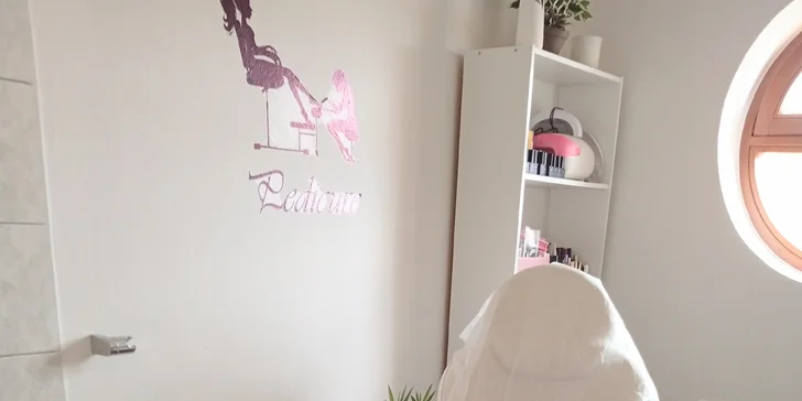 Klasická mokrá pedikúra s masáží chodidel i s lakováním
