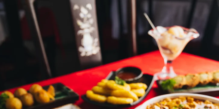 Degustační menu v čínské restauraci pro 2–6 osob: polévka, salát, několik hlavních chodů i dezerty