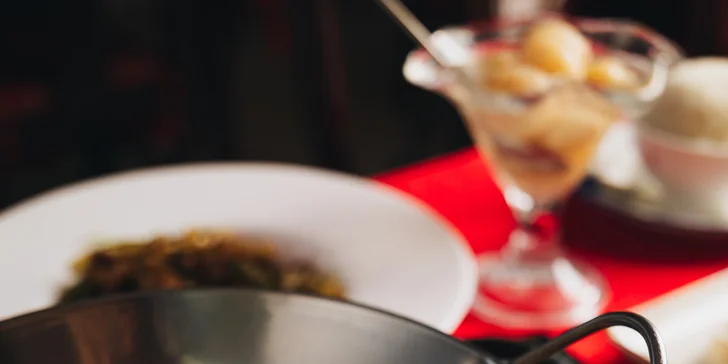 Degustační menu v čínské restauraci pro 2–6 osob: polévka, salát, několik hlavních chodů i dezerty
