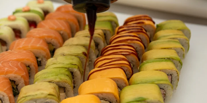 Sushi sety s až 40 kousky na odnos s sebou: s rybami, zapečené i se sýrem Philadelphia