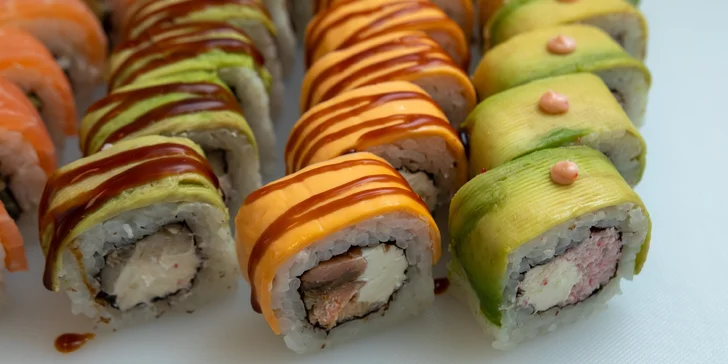Sushi sety s až 40 kousky na odnos s sebou: s rybami, zapečené i se sýrem Philadelphia