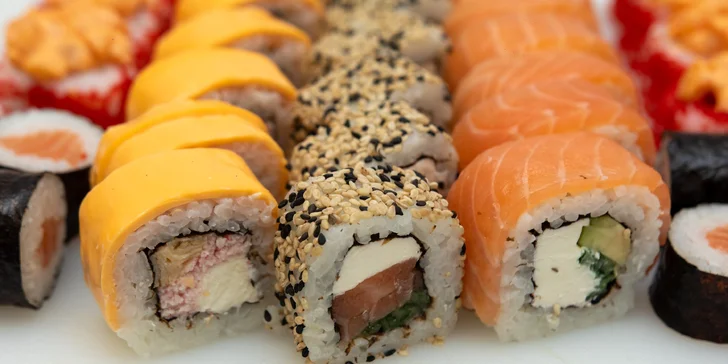 Sushi sety s až 40 kousky na odnos s sebou: s rybami, zapečené i se sýrem Philadelphia