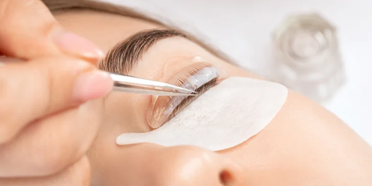 Krásná bez líčení: lashlifting s možností úpravy a barvení obočí