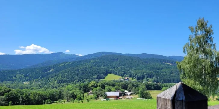 Pohádkové ubytování v šumavské roubence: výhled na Královský Hvozd, možnost snídaní