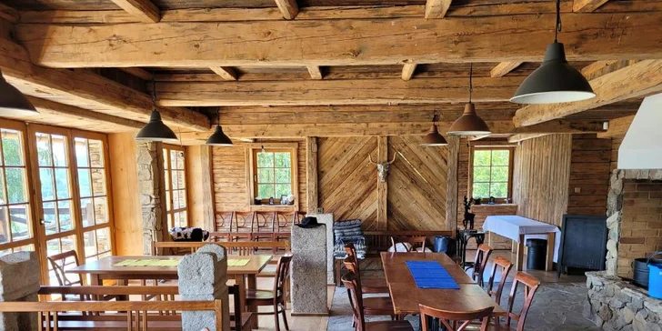 Pohádkové ubytování v šumavské roubence: výhled na Královský Hvozd, možnost snídaní