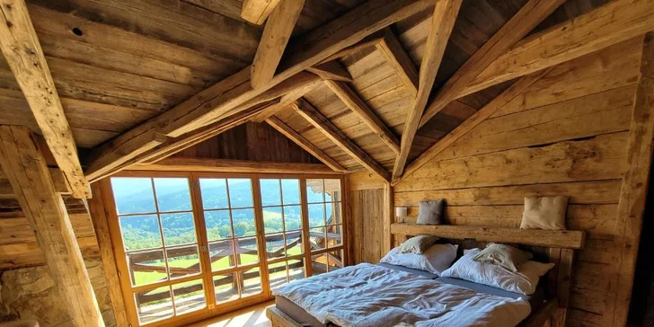 Pohádkové ubytování v šumavské roubence: výhled na Královský Hvozd, možnost snídaní