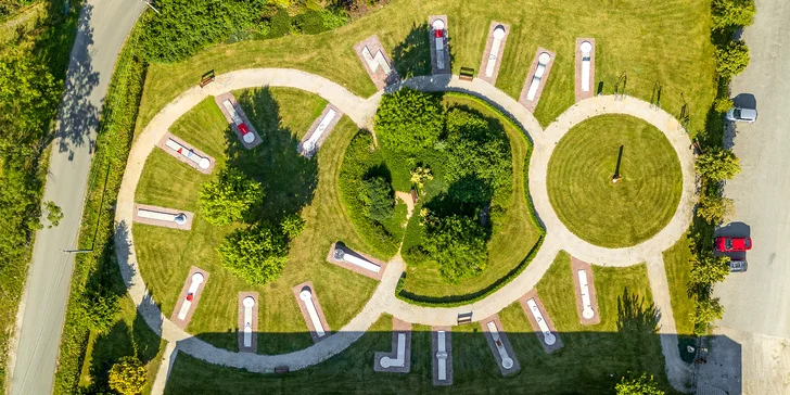 Minigolf v krásném parku a pivo nebo limonáda pro dva či celou rodinu