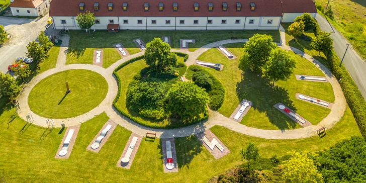 Minigolf v krásném parku a pivo nebo limonáda pro dva či celou rodinu