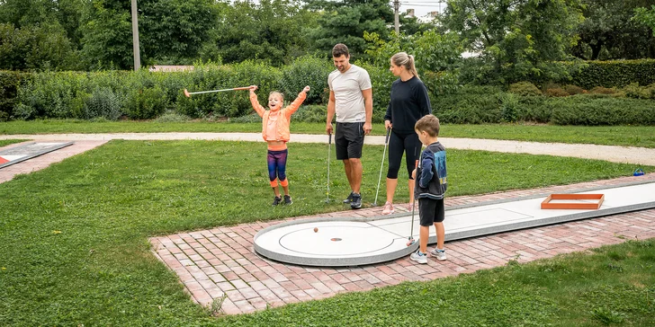 Minigolf v krásném parku a pivo nebo limonáda pro dva či celou rodinu