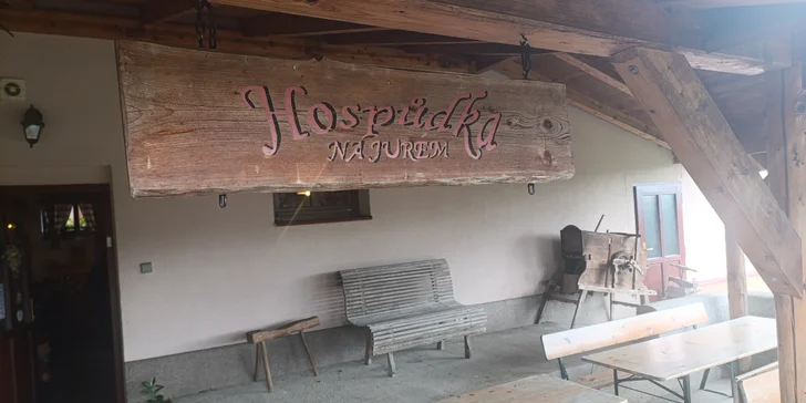 Tříchodové menu s gulášem nebo domácím chlebem s pečeným masem pro dva