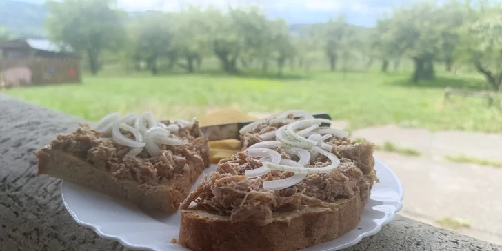 Tříchodové menu s gulášem nebo domácím chlebem s pečeným masem pro dva