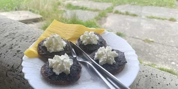 Tříchodové menu s gulášem nebo domácím chlebem s pečeným masem pro dva