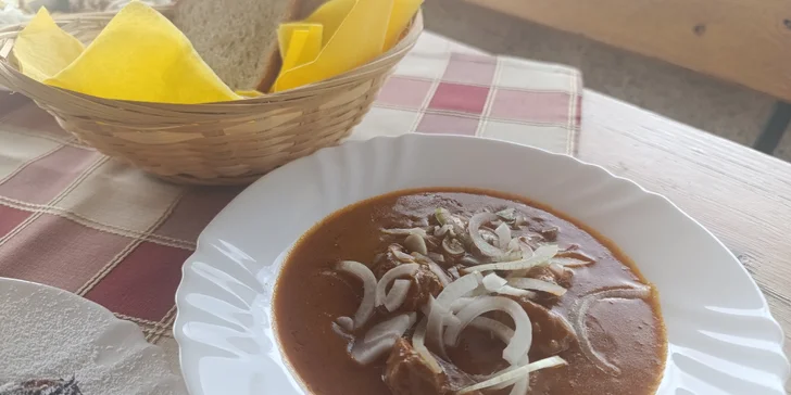 Tříchodové menu s gulášem nebo domácím chlebem s pečeným masem pro dva