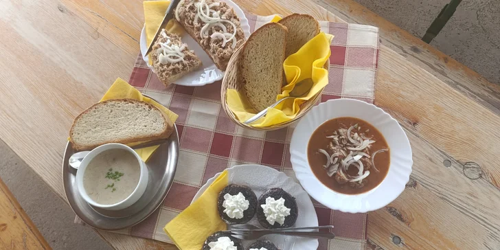 Tříchodové menu s gulášem nebo domácím chlebem s pečeným masem pro dva