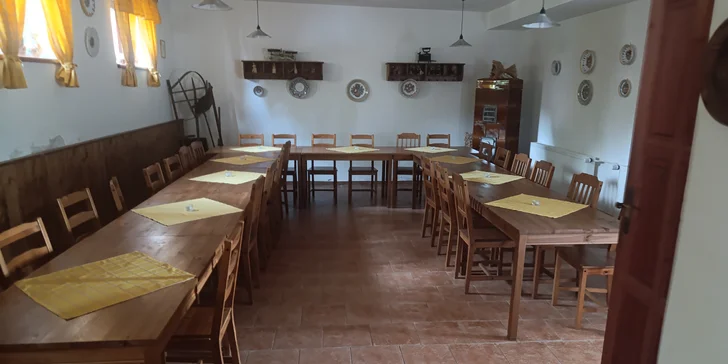 Tříchodové menu s gulášem nebo domácím chlebem s pečeným masem pro dva