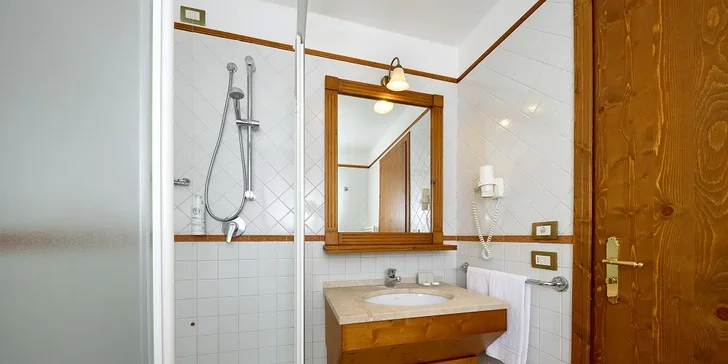 Zimní dovolená v Dolomitech: 4* hotel s polopenzí a bazénem, skiareál 800 m, Cortina d´Ampezzo 15 km