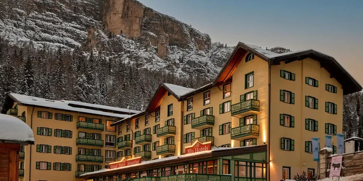 Zimní dovolená v Dolomitech: 4* hotel s polopenzí a bazénem, skiareál 800 m, Cortina d´Ampezzo 15 km