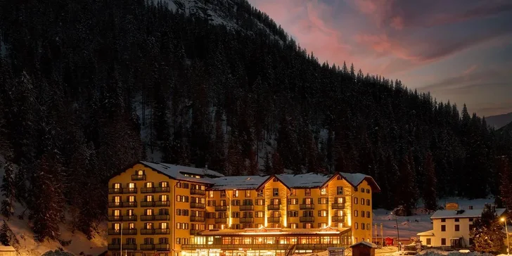Zimní dovolená v Dolomitech: 4* hotel s polopenzí a bazénem, skiareál 800 m, Cortina d´Ampezzo 15 km