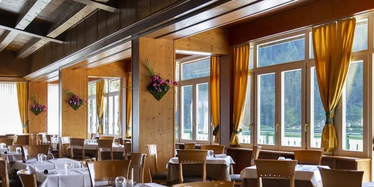 Zimní dovolená v Dolomitech: 4* hotel s polopenzí a bazénem, skiareál 800 m, Cortina d´Ampezzo 15 km
