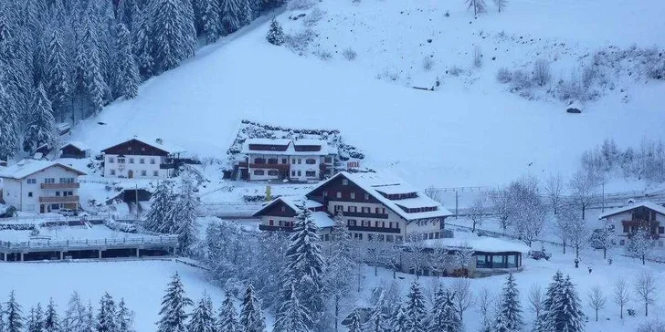Letní či zimní pobyt v Dolomitech: 3* hotel ve městě Ortisei, vč. polopenze, bazénů a sauny
