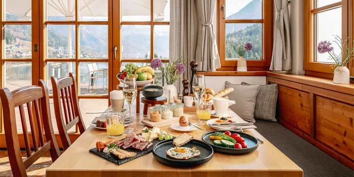 Pobyt v rakouských Alpách: hotelové pokoje i apartmány u jezera Grundlsee, wellness a snídaně