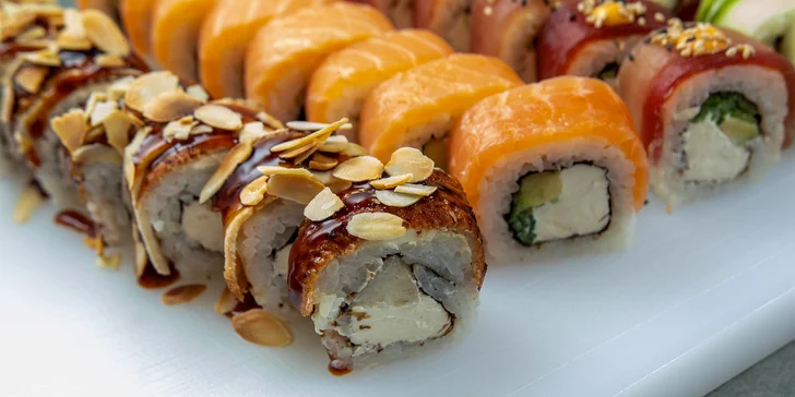 Sushi sety s až 40 kousky na odnos s sebou: s rybami, zapečené i se sýrem Philadelphia