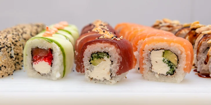 Sushi sety s až 40 kousky na odnos s sebou: s rybami, zapečené i se sýrem Philadelphia