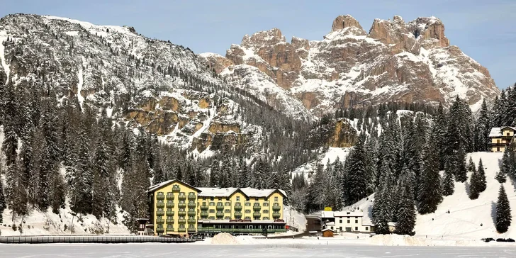 Zimní dovolená v Dolomitech: 4* hotel s polopenzí a bazénem, skiareál 800 m, Cortina d´Ampezzo 15 km
