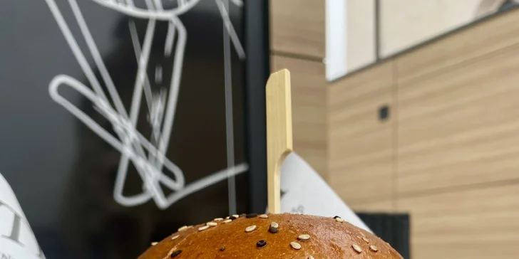 Burger s hovězím masem, modrým sýrem a slaninou vč. hranolků: 1-2 osoby