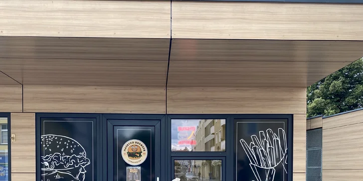 Burger s hovězím masem, modrým sýrem a slaninou vč. hranolků: 1-2 osoby