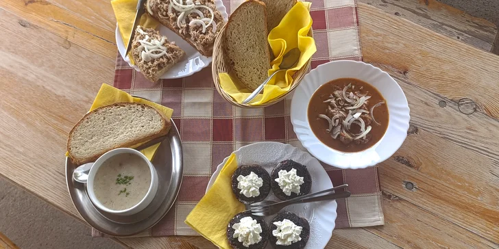 Tříchodové menu s gulášem nebo domácím chlebem s pečeným masem pro dva