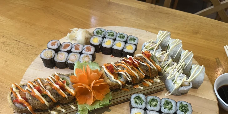 Sushi sety s rybou i vege: 18–66 kousků maki, nigiri, california i miso polévka