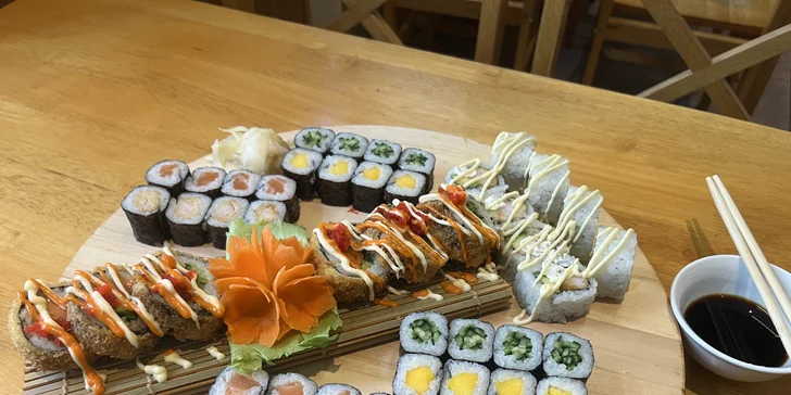 Sushi sety s rybou i vege: 18–66 kousků maki, nigiri, california i miso polévka