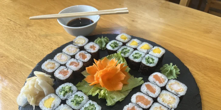 Sushi sety s rybou i vege: 18–66 kousků maki, nigiri, california i miso polévka