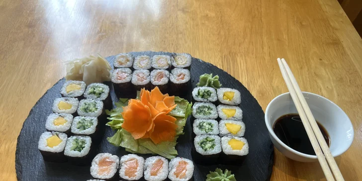 Sushi sety s rybou i vege: 18–66 kousků maki, nigiri, california i miso polévka