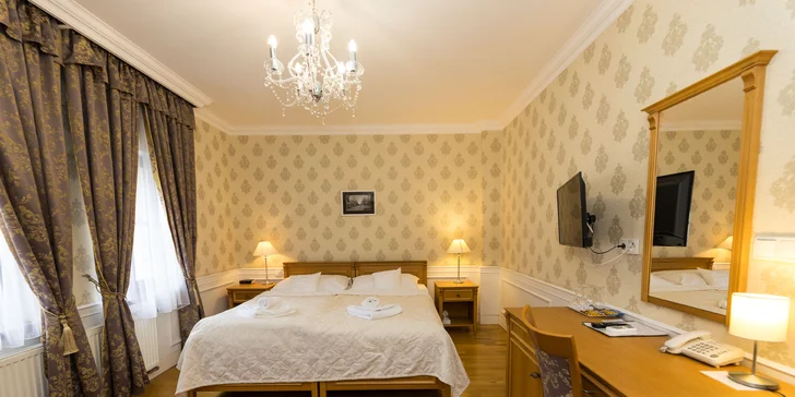 Dovolená v Zámeckém hotelu Lednice: terasa s výhledem na zámek, snídaně či polopenze a víno