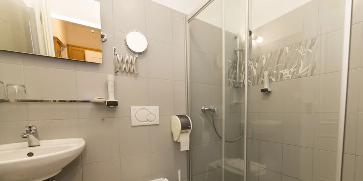 Dovolená v Zámeckém hotelu Lednice: terasa s výhledem na zámek, snídaně či polopenze a víno