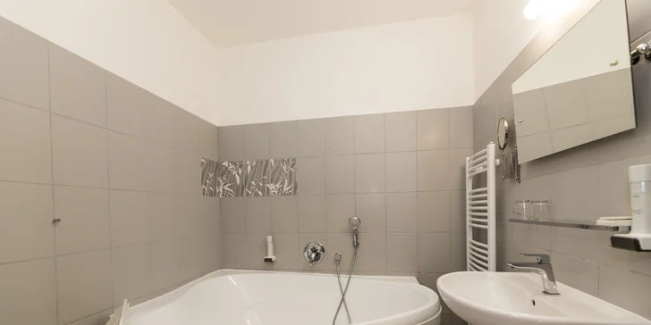 Dovolená v Zámeckém hotelu Lednice: terasa s výhledem na zámek, snídaně či polopenze a víno