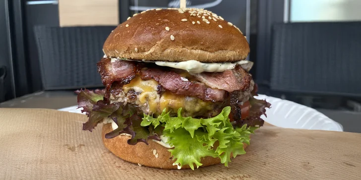 Burger s hovězím masem, modrým sýrem a slaninou vč. hranolků: 1-2 osoby