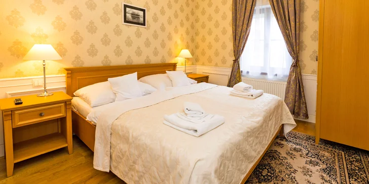 Dovolená v Zámeckém hotelu Lednice: terasa s výhledem na zámek, snídaně či polopenze a víno