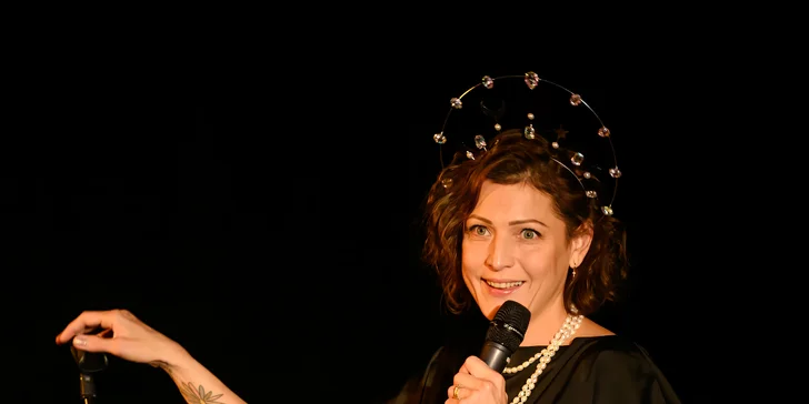 Letní scéna Harfa: vstupenka na stand-up Adély Elbel Trojjediná