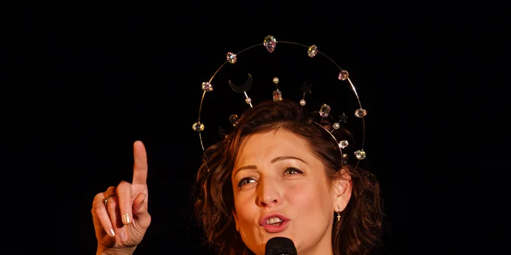 Letní scéna Harfa: vstupenka na stand-up Adély Elbel Trojjediná