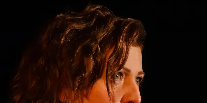 Letní scéna Harfa: vstupenka na stand-up Adély Elbel Trojjediná