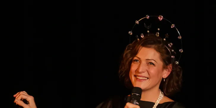 Letní scéna Harfa: vstupenka na stand-up Adély Elbel Trojjediná