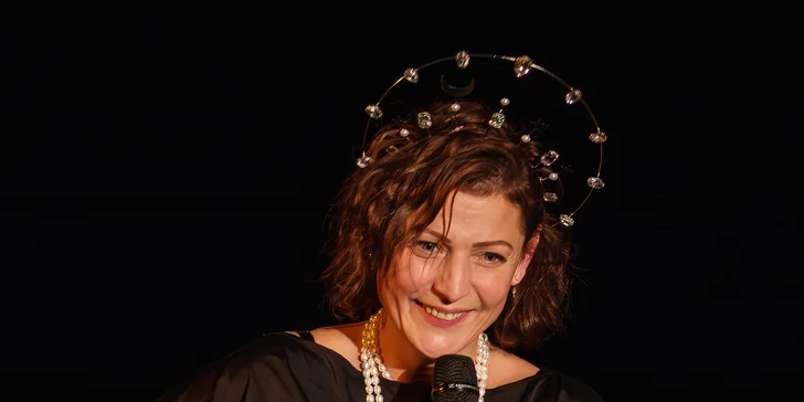 Letní scéna Harfa: vstupenka na stand-up Adély Elbel Trojjediná