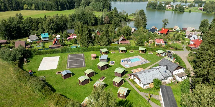 Chatka v kempu u Mariánek pro dva i rodinu: snídaně, bazén i sportovní vyžití